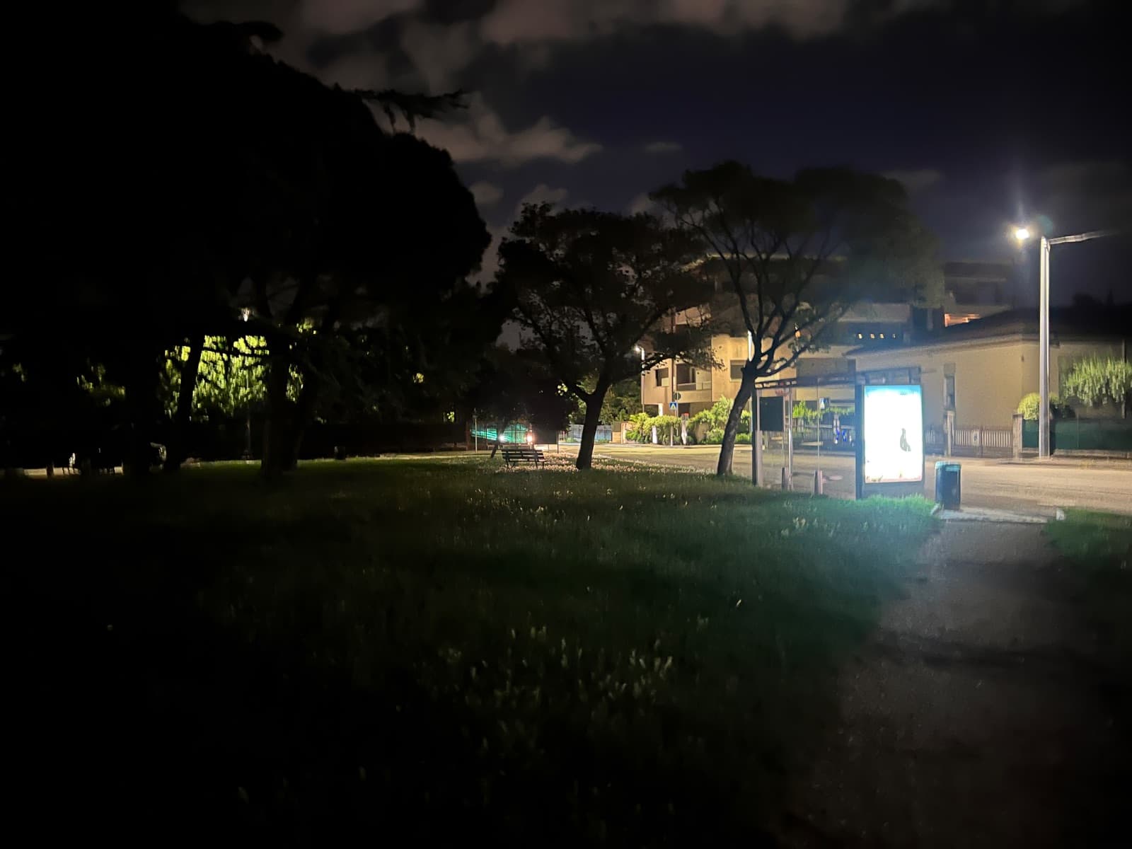 Illuminazione insufficiente vicino alle scuole