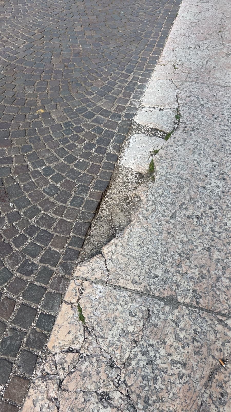 Buca pericolosa su marciapiede