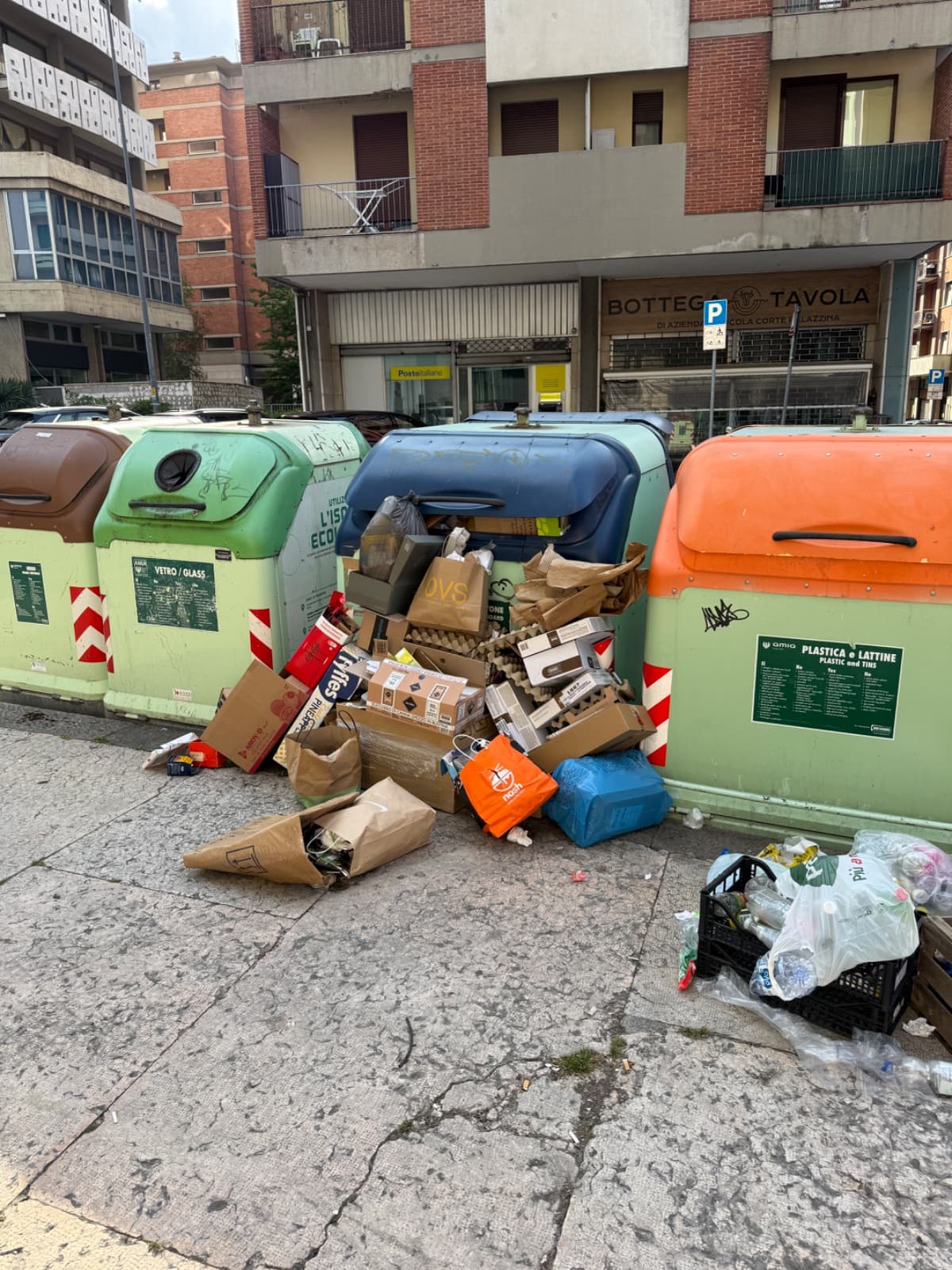 Tutti i cassonetti del cartone trasbordano da via Ghiberti a piazza Simoni