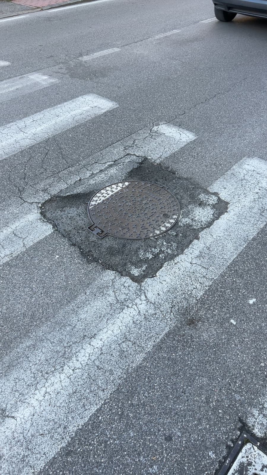 Buca pericolosa attorno a tombino