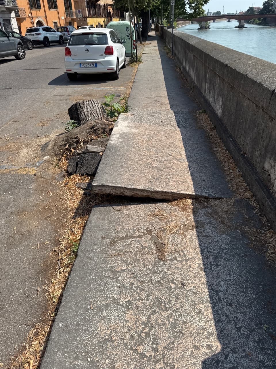 Lastra di marmo del marciapiede pericolosamente sollevata