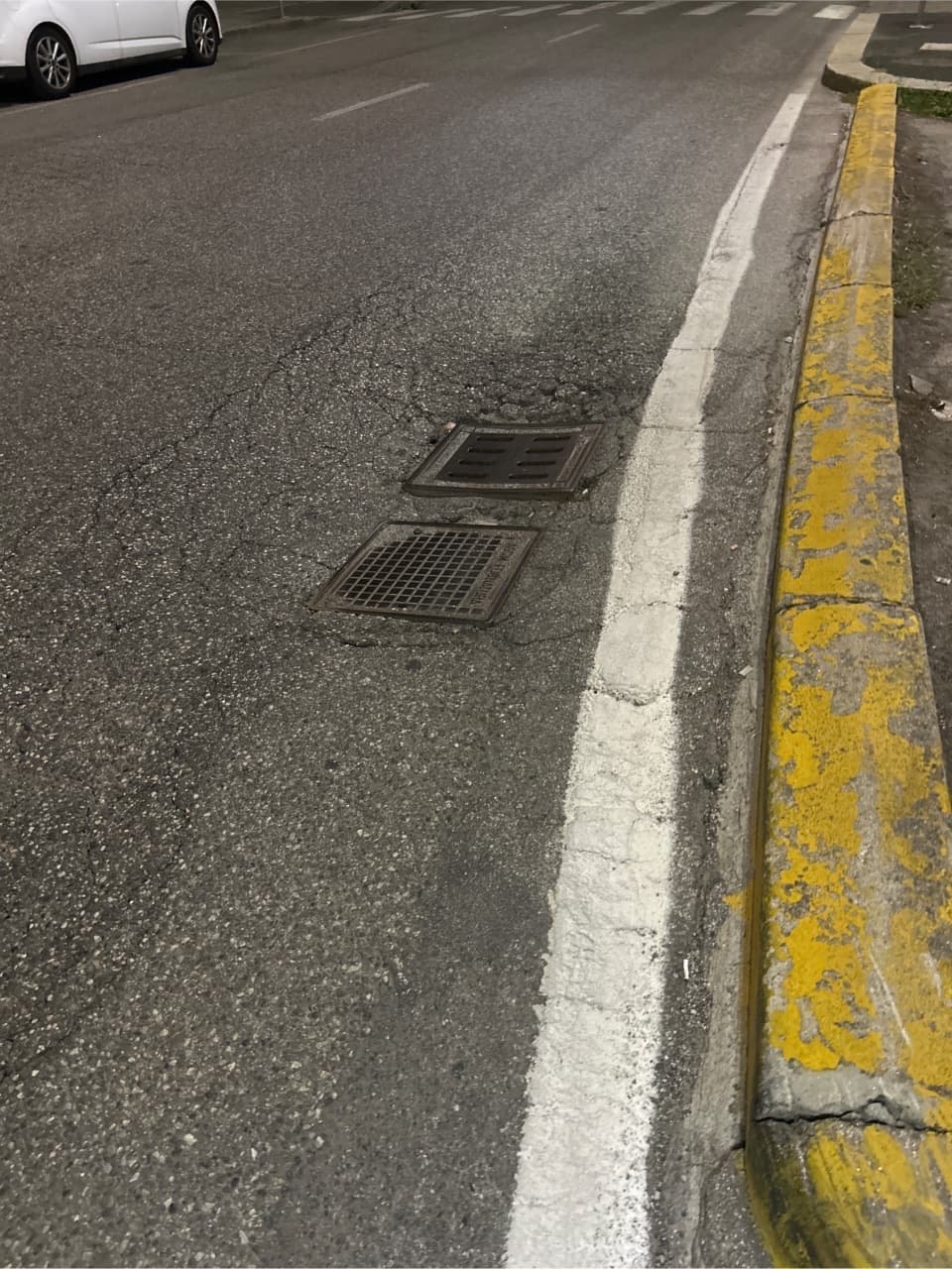 Si osservano crepe e dissesti nel manto stradale vicino a gr