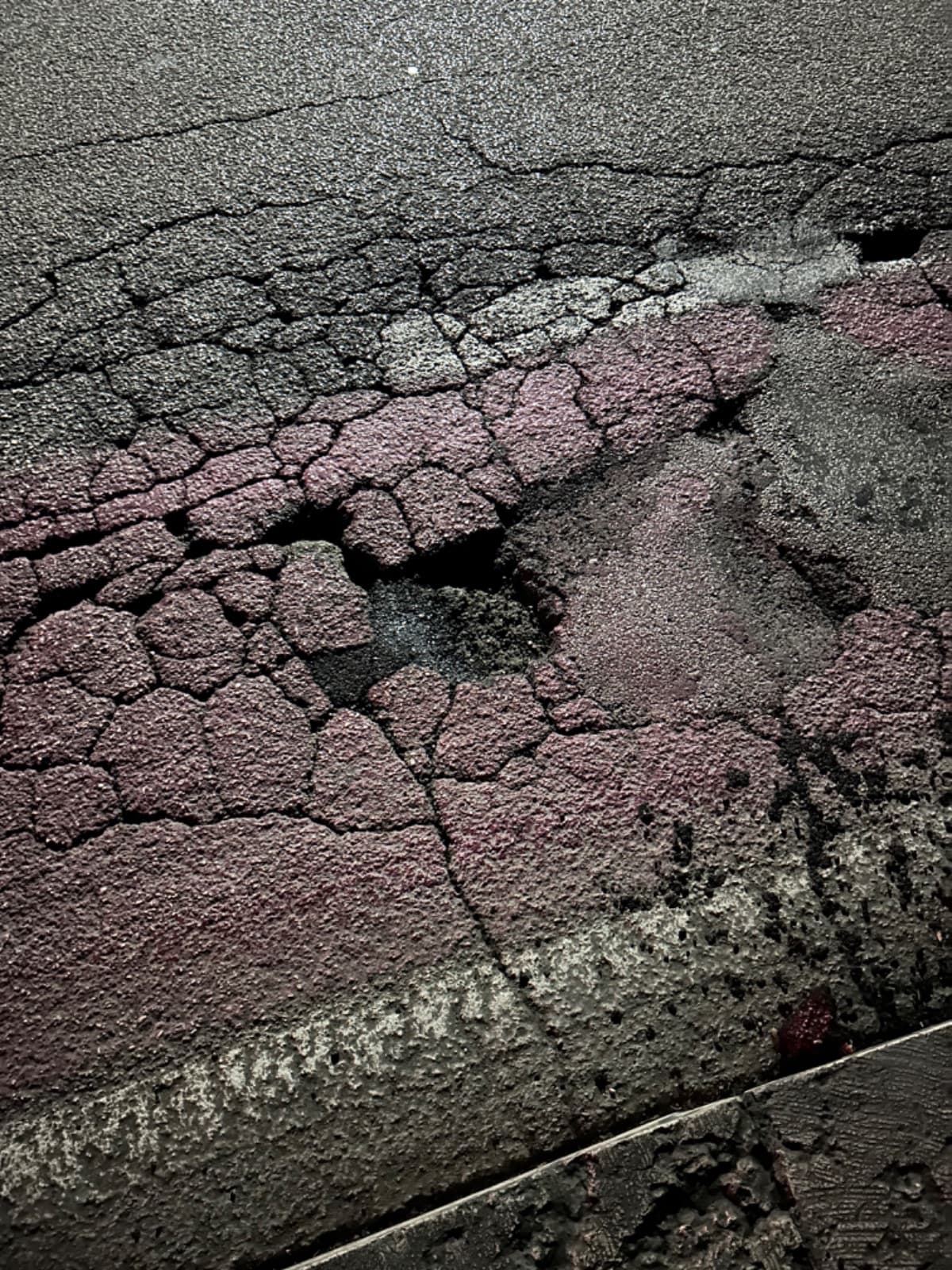 Buca pericolosa sulla ciclabile