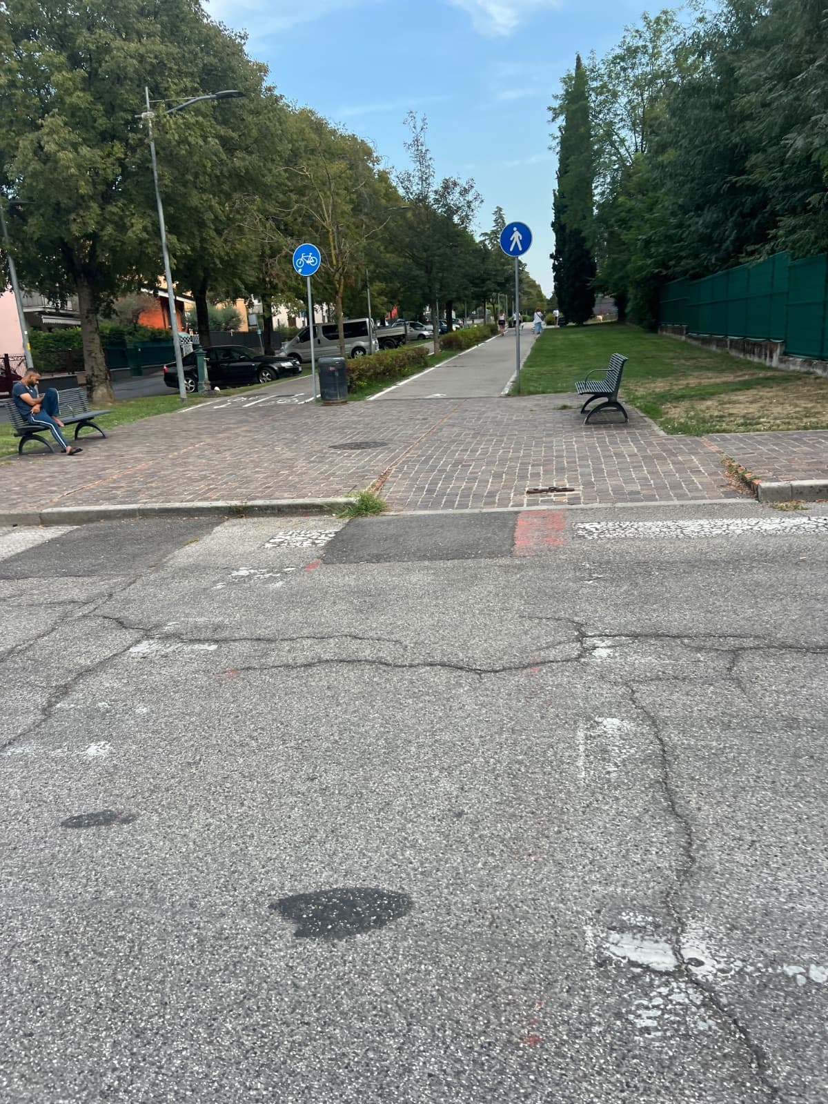 Segnaletica orizzontale usurata a San Massimo