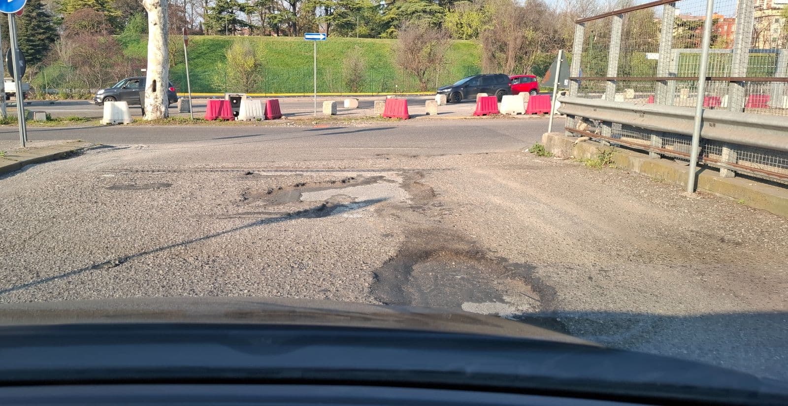 Buche pericolose all'uscita della stazione